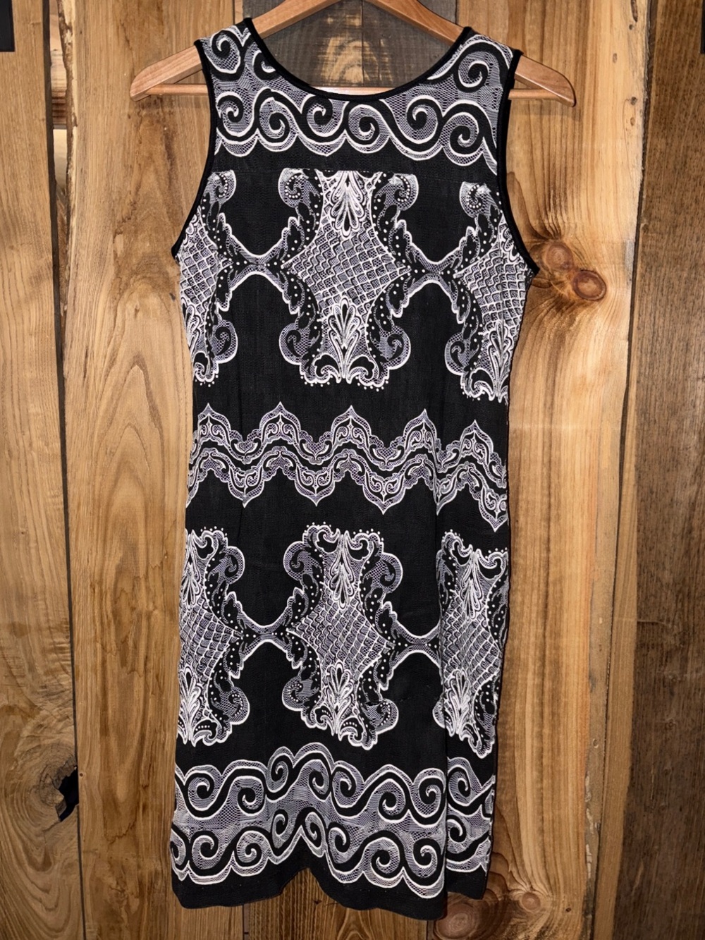Versona Black & White Sleeveless Patterned Midi Dress